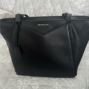 MK shoulder bag in excellent condition. Smoke and pet free no tears or stains.